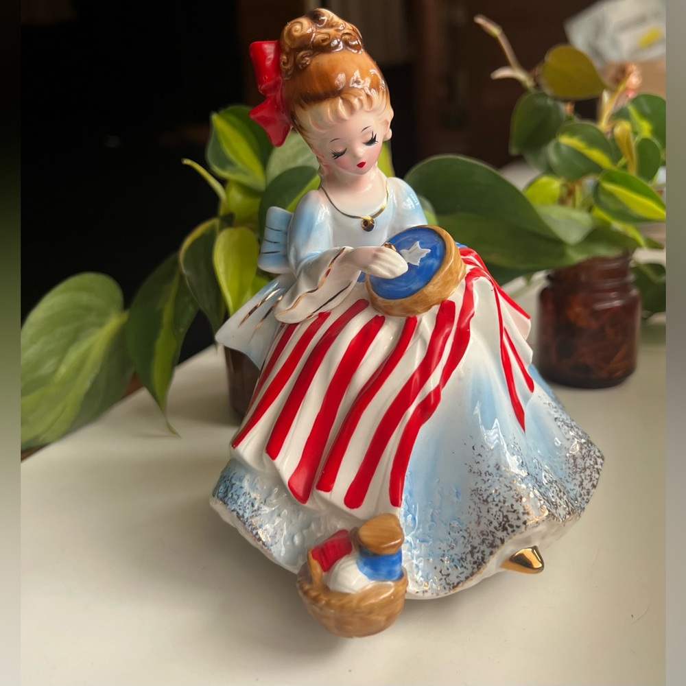 JOSEF ORIGINALS BETSY ROSS FIGURINE W/FLAG MUSIC BOX "GOD BLESS AMERICA" 🇺🇸♥️